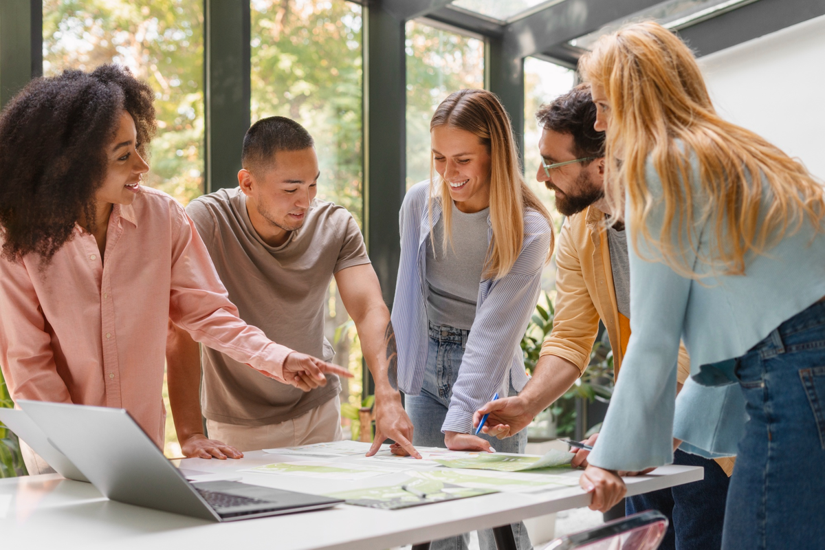 Gruppe am Ufer plant ein Projekt
