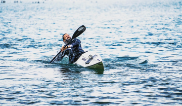 Gruppe im Kajak auf einem Gewässer